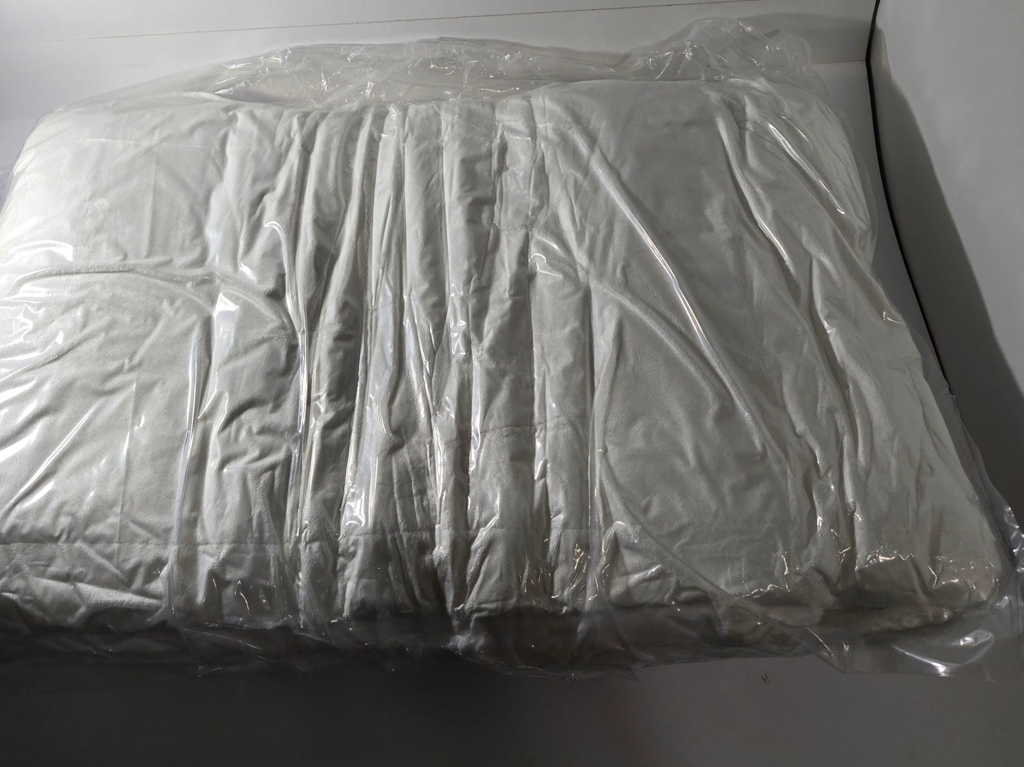 Amazon Basics 3 Piece Bedding Set, Micromink Sherpa Like New
